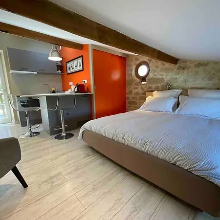 Apartment With Ac, Pool & Garden, 2km St Emilion Saint-Christophe-des-Bardes